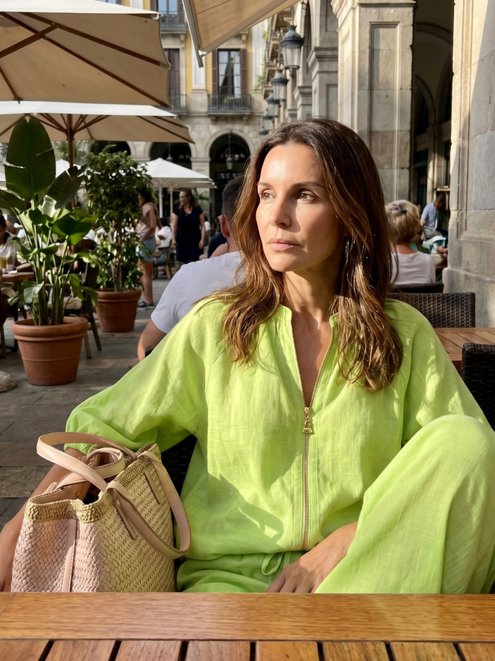 Comfortable women's two-piece set: zip front blouse & wide leg pants. Chic and versatile for everyday.