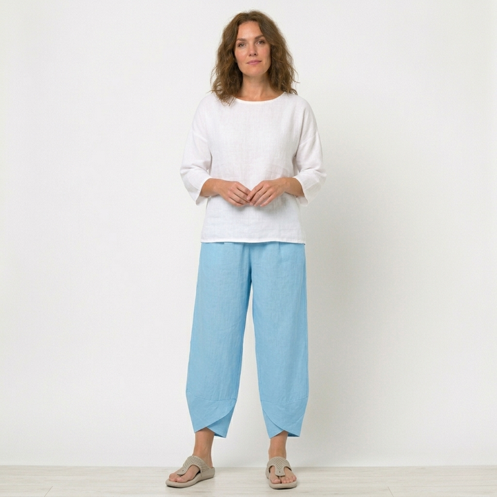 Chic women's high-waisted trousers featuring a flattering tulip hem. Ideal for summer and relaxed style.