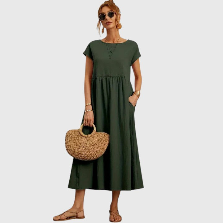 Comfortable women's midi dress with short sleeves, round neck, and practical pockets for casual chic.