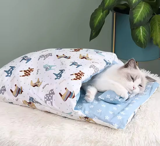 Cat's ComfyCave Plush Bed - Warm & Secure Sleeping Bag for Cats