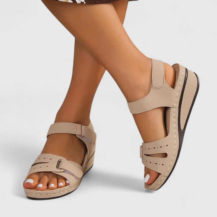 Foot support women's sandals, featuring orthopaedic design & arch support for all-day comfort & style.