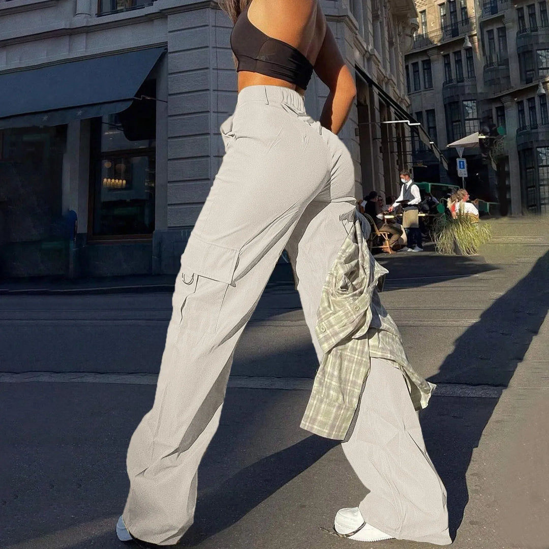 Trendy women's streetwear cargo pants with high waist & relaxed fit, featuring practical utility pockets.
