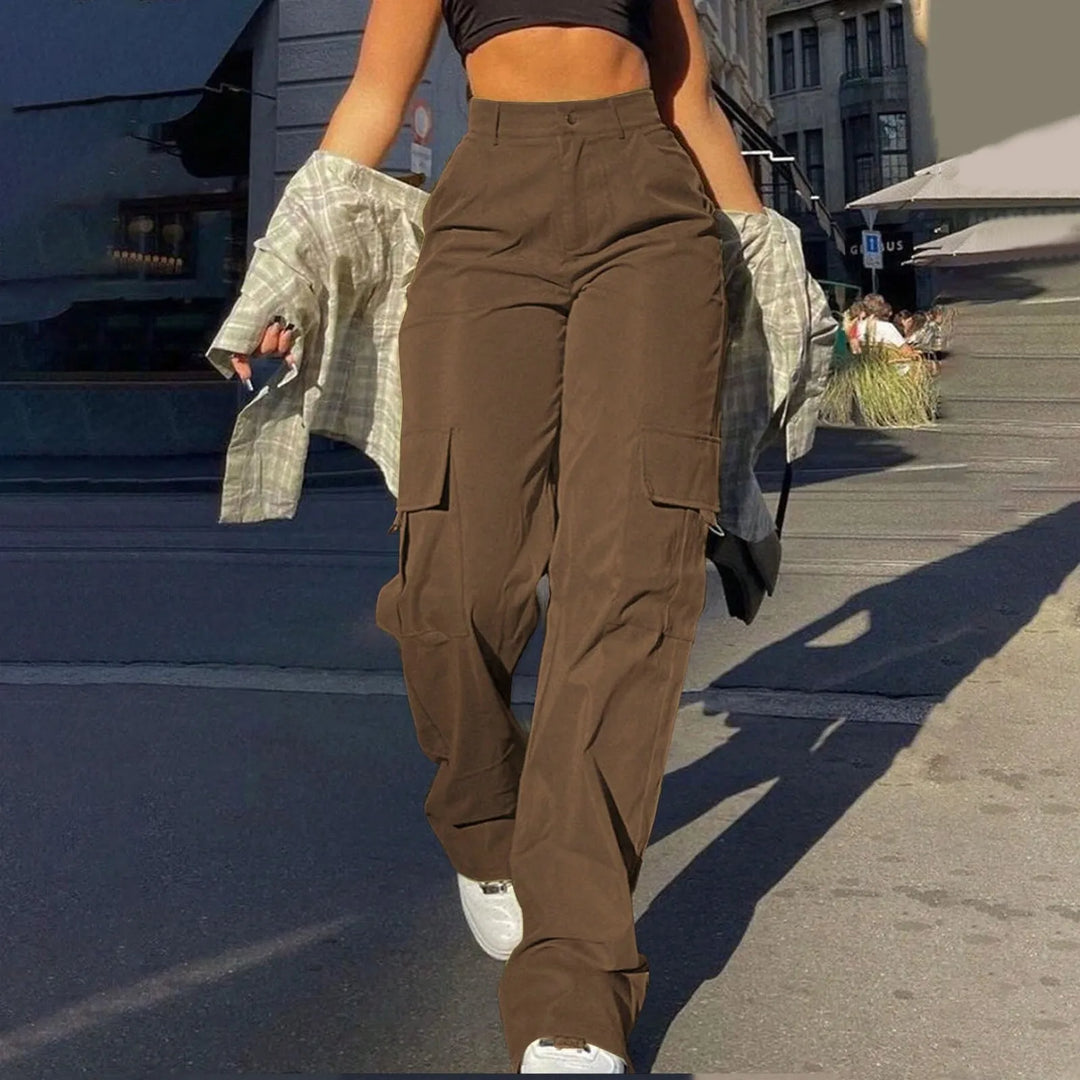 Versatile women's high-waist cargo trousers, relaxed fit, ideal for comfortable everyday casual fashion.