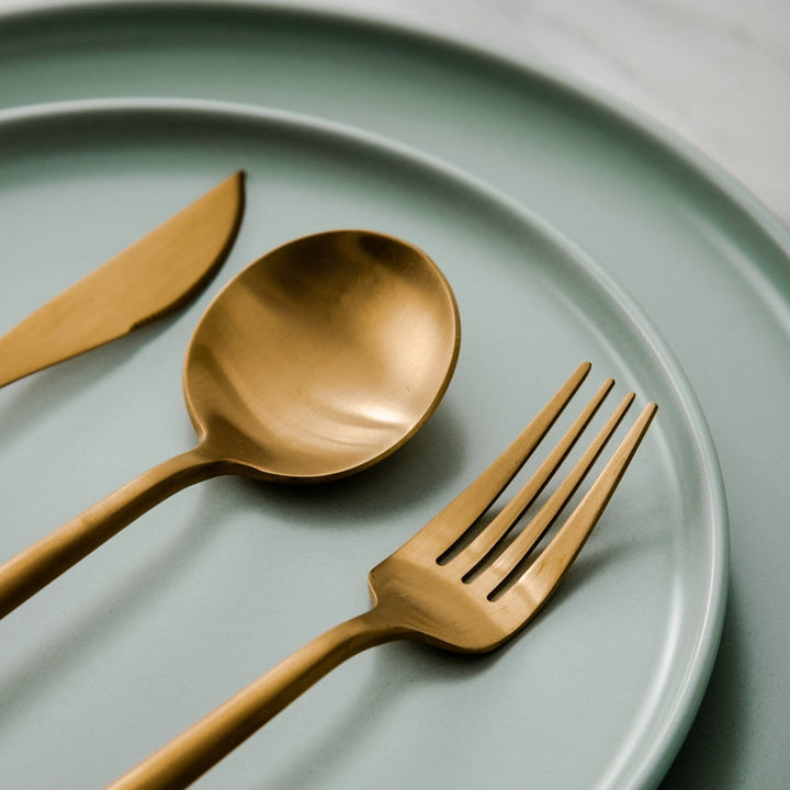 Complete Aurora modern dinnerware set. Sleek design, ideal for everyday elegance.