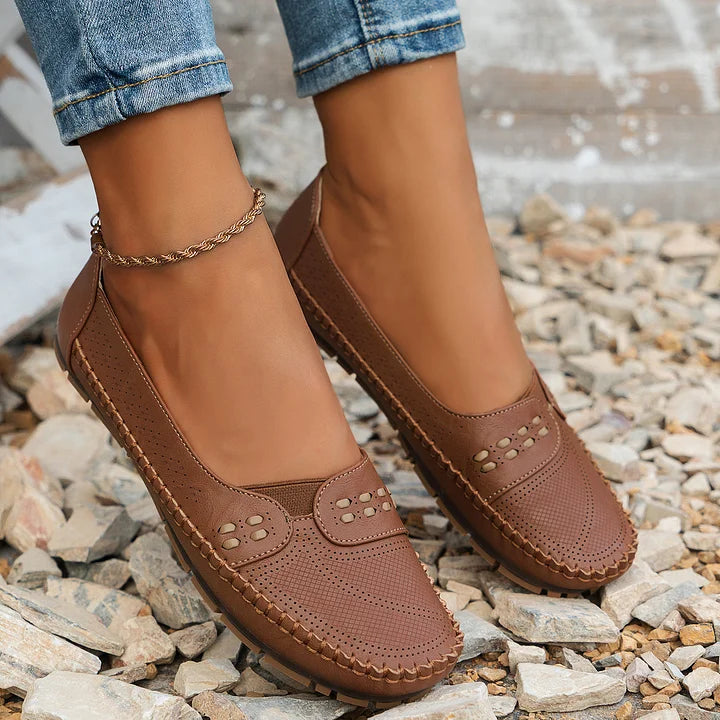 Light pink slip-on orthopedic footwear for women, ideal for casual and comfortable walking