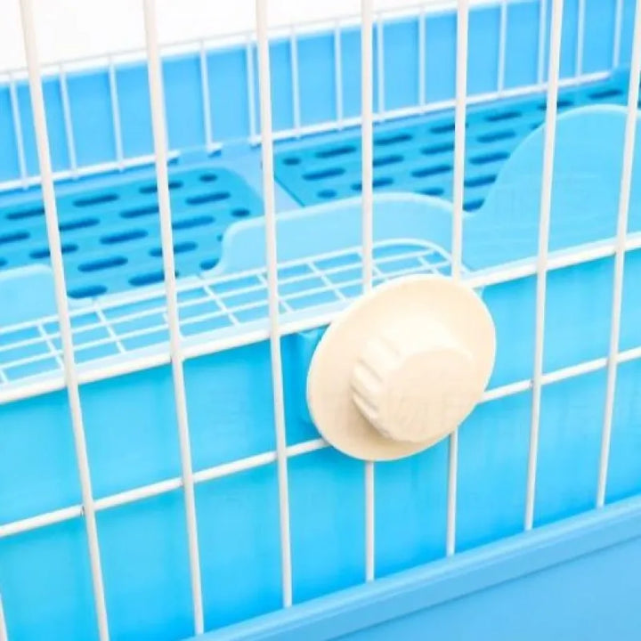 Blue plastic litter tray for cats, ventilated for freshness. Easy clean design ensures top cat hygiene & odor control.
