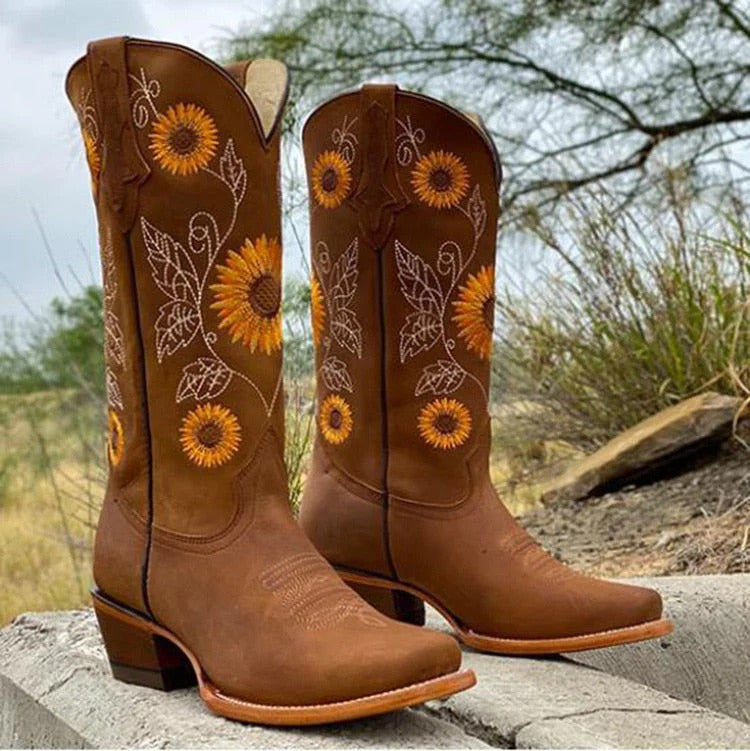 Women's casual embroidered leather boots, ideal for autumnal wear and a boho-chic look.