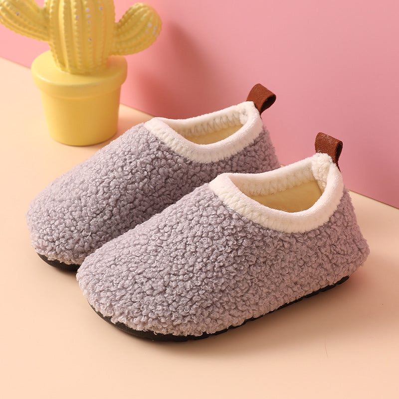 Warm kids' indoor shoes for ultimate comfort. These cozy non-slip slippers are ideal for fall and winter.