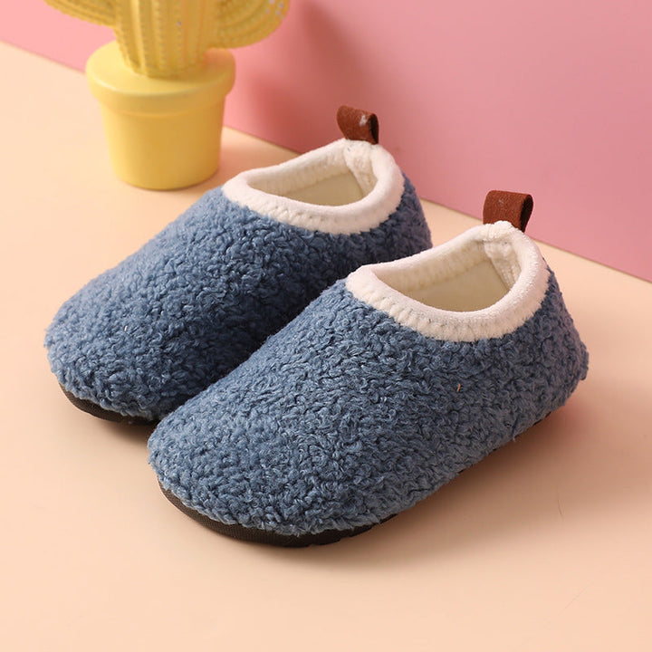 Comfortable children's non-slip slippers, perfect for indoor warmth. Cozy kids' footwear for winter.