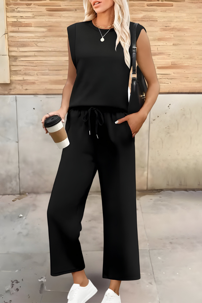 Comfortable and casual women's summer loungewear set, great for a relaxed home fashion experience.