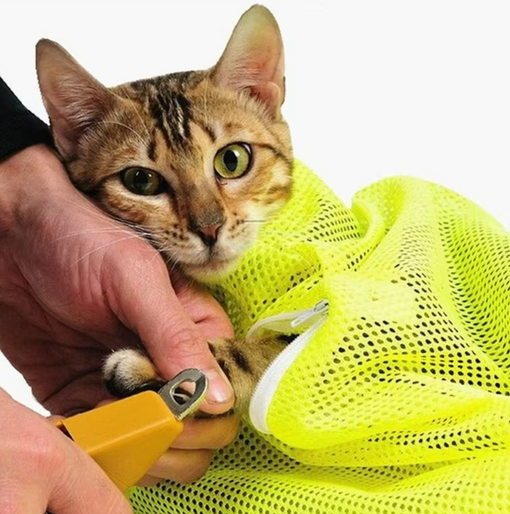 Cat grooming bag for stress-free bathing & claw care. Secure mesh design ensures feline comfort during pet care.