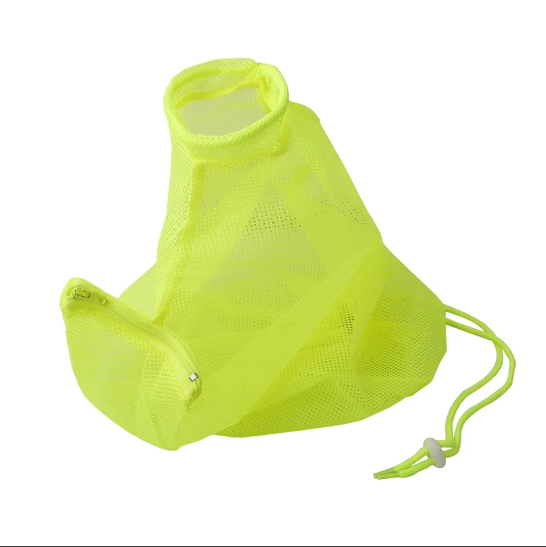 Keep your cat calm with this grooming bag for easy bathing, stress-free claw trims, and essential pet care.