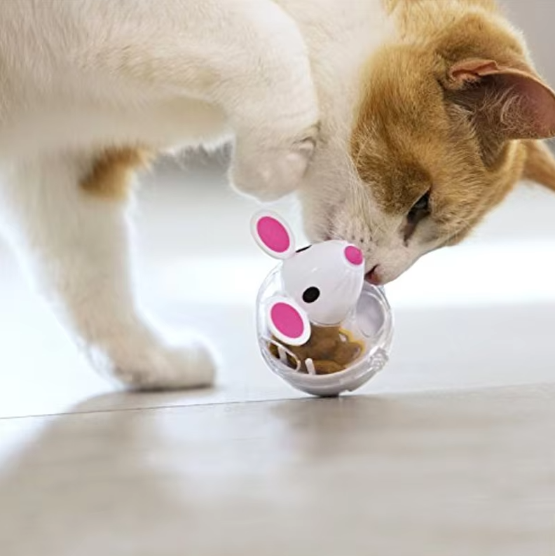 Indoor cat toy: mouse-shaped treat dispenser for interactive play, physical activity & mental challenge.