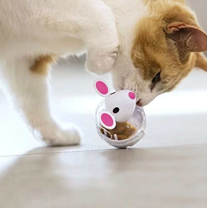 Indoor cat toy: mouse-shaped treat dispenser for interactive play, physical activity & mental challenge.