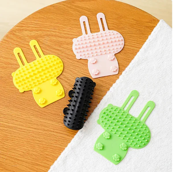 Pet care silicone scratching brush. Gentle tool for cat itch relief and daily grooming needs.