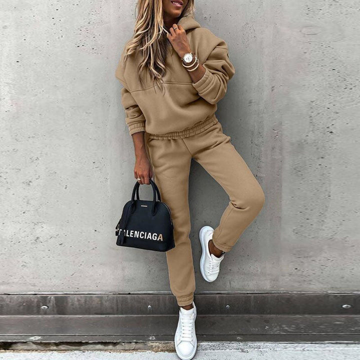 Elastic waistband & pockets on comfortable women's grey jogger set for practical, chic loungewear & active style.