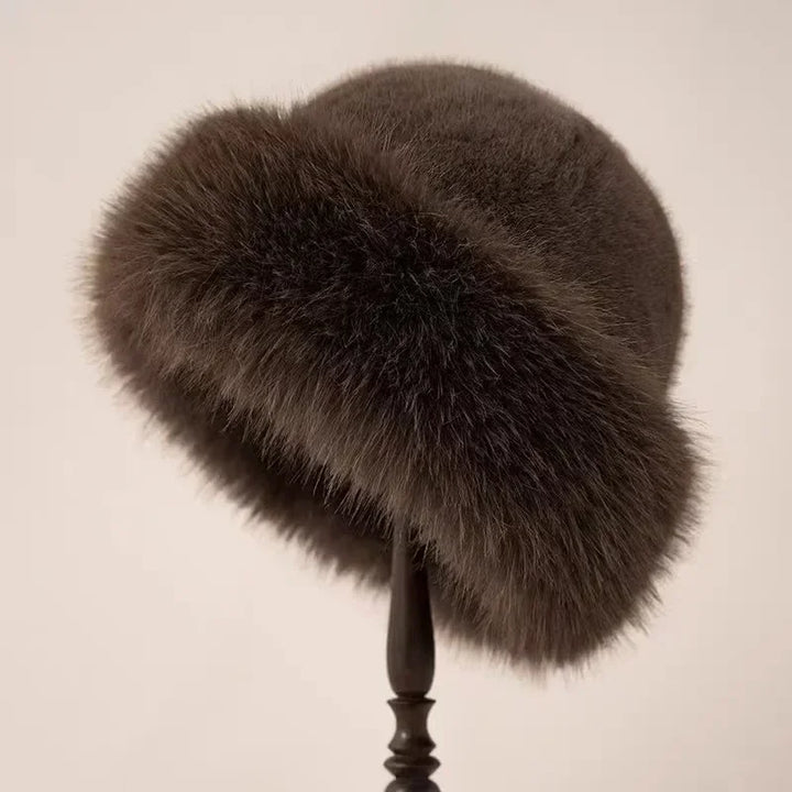 Women's spring beret, a classic and casual accessory for any modern fashion ensemble.