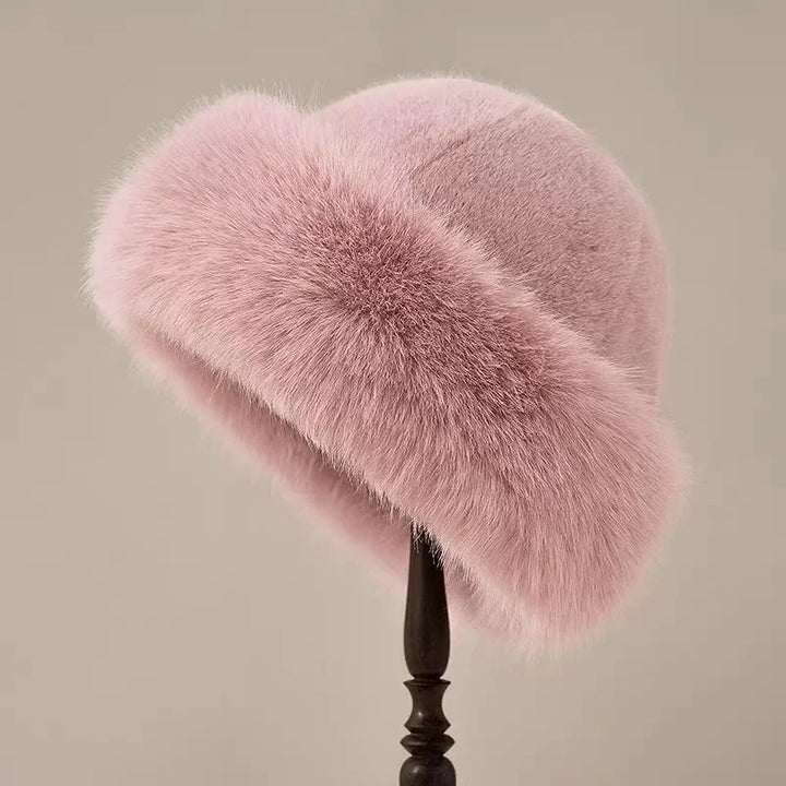 Elegant women's headwear: a fashionable beret hat ideal for spring and summer casual looks.