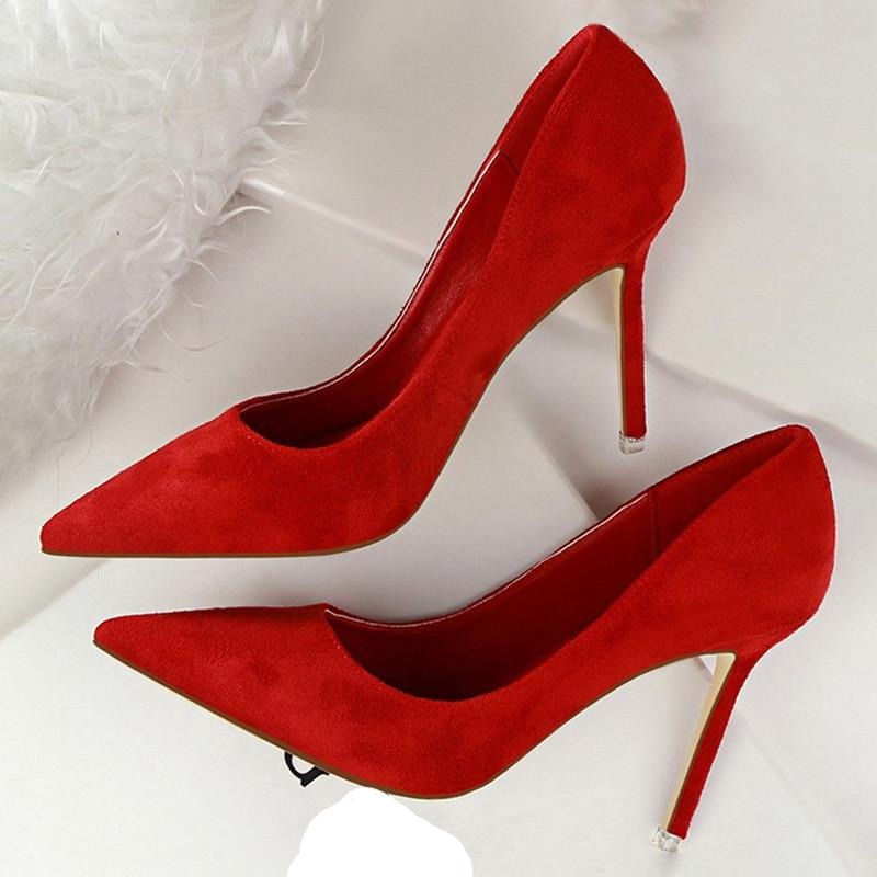 Women's elegant stiletto pumps in black, ideal for office or formal events.