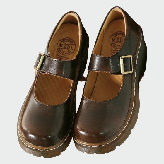Side view of women's leather Mary Jane block heel shoes, ideal for classic and vintage fashion