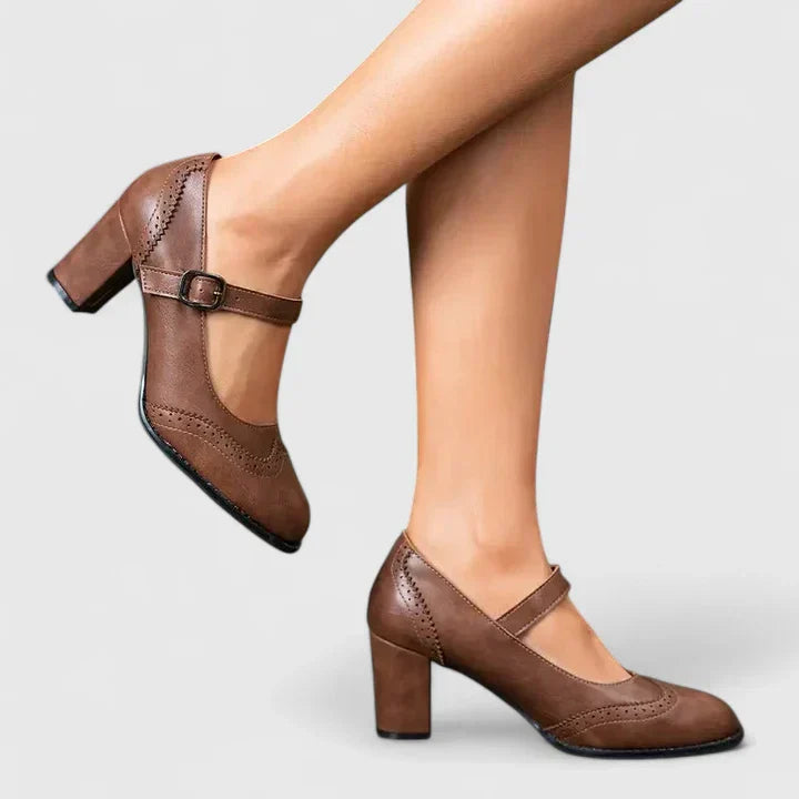 Women's versatile Mary Jane pumps, black, with a secure buckle, combining comfort and vintage style.
