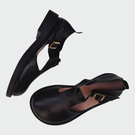 Stylish women's T-bar Mary Jane shoes featuring a timeless design and practical block heel.