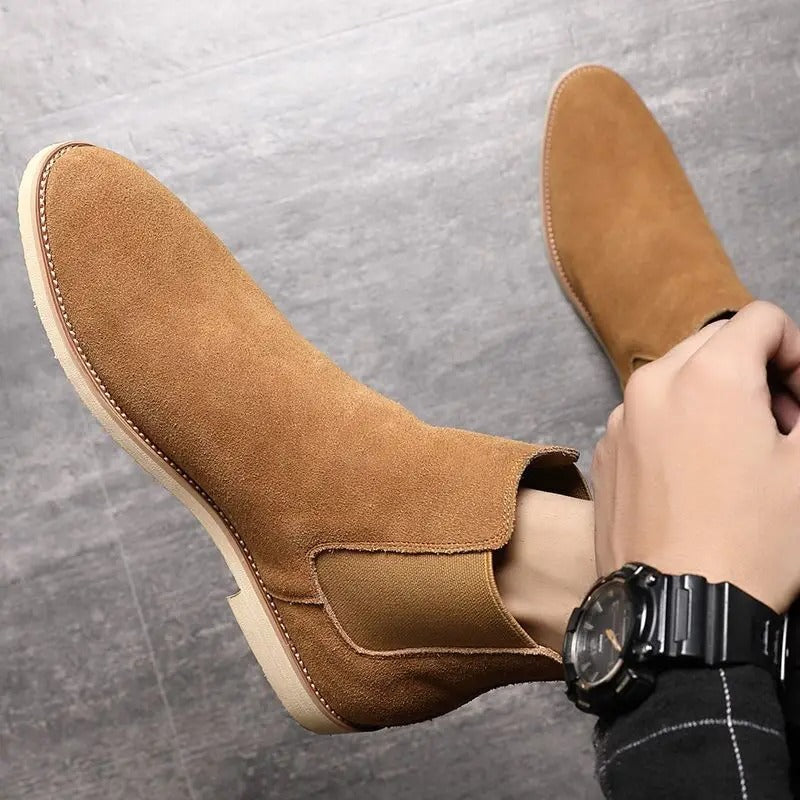Sleek men's leather Chelsea ankle boots with elastic side panels, perfect for versatile daily wear.