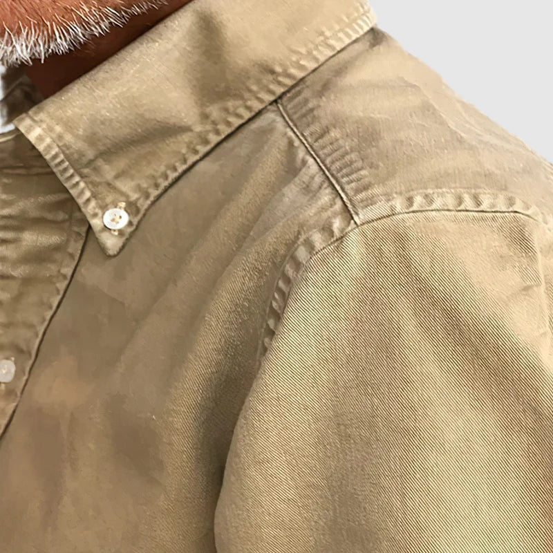 Stylish men's collared shirt, long-sleeve, ideal for versatile everyday and business casual outfits.