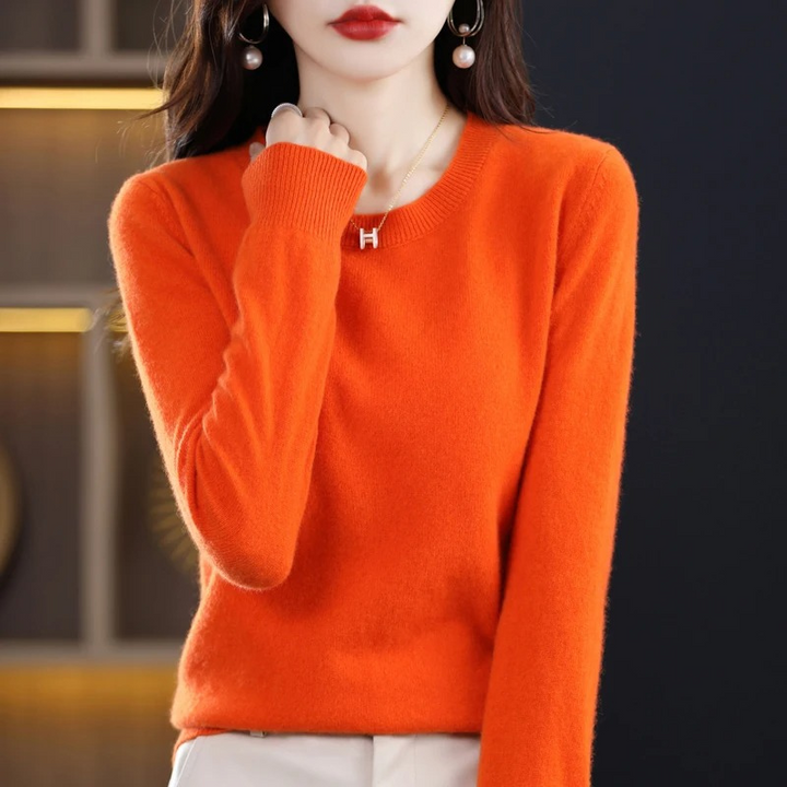 Elegant casual women's round neck pullover. Soft knit, long sleeve, classic style for versatile wear.