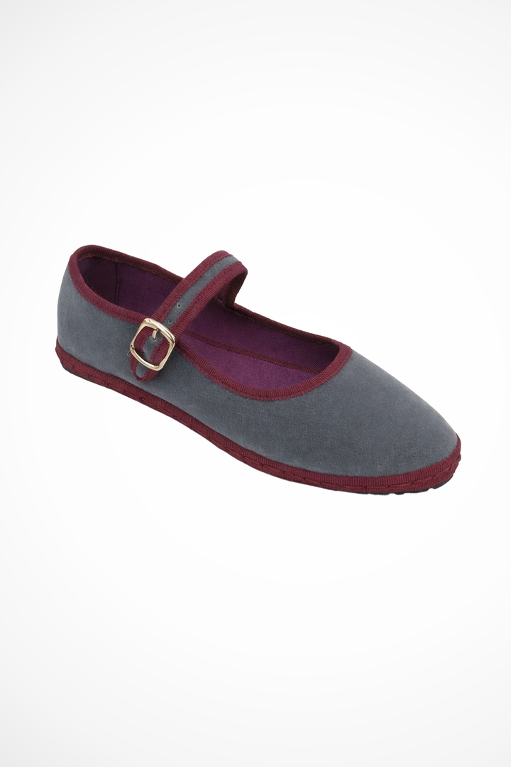 Women's comfortable Mary Jane flats with a round toe and classic buckle strap, great for casual elegance.