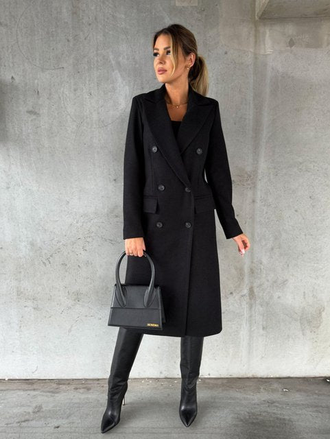 Chic women's winter jacket, double-breasted, suitable for cold weather and fashion.