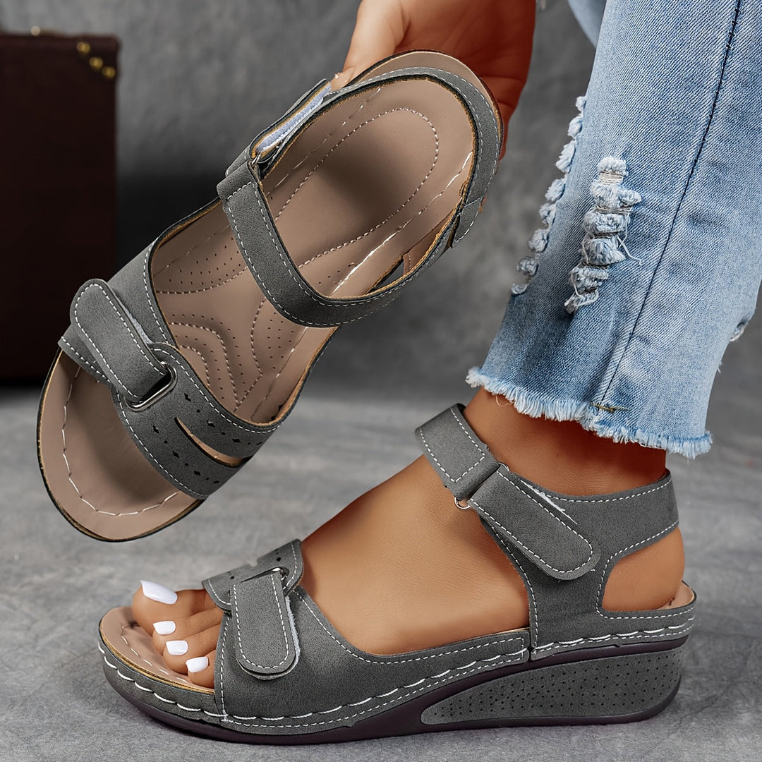 Ergonomic women's sandals: cushioned, arch support, & adjustable straps for ultimate comfort.