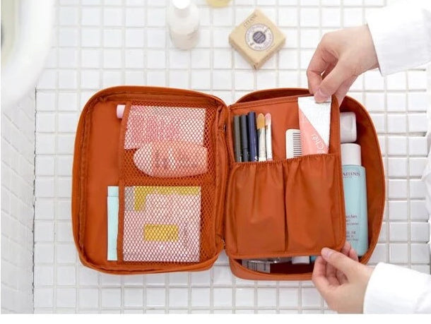 Portable cosmetic bag for women, ideal for travel, featuring a waterproof finish.