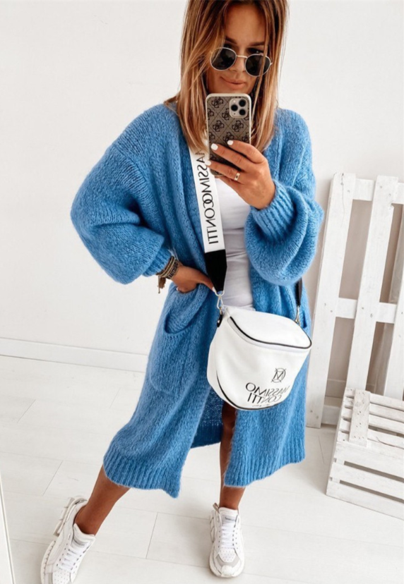 Women's oversized knit cardigan in a long cut, ideal for cozy comfort and winter fashion