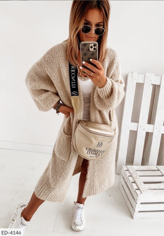 Stylish women's long knit cardigan, an oversized and cozy addition to any casual outfit