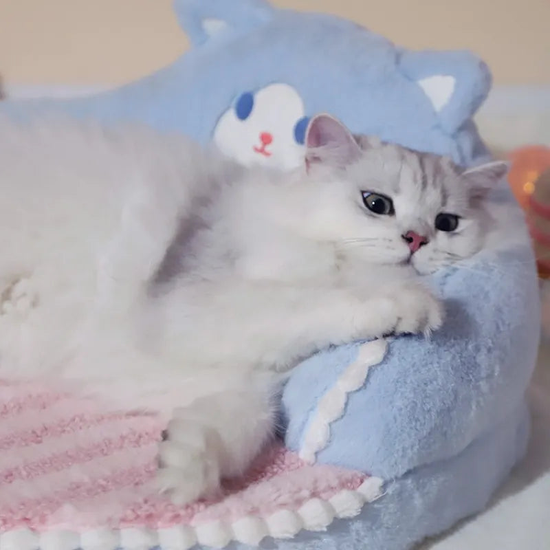Adorable bear-shaped pet bed with a comfy backrest, providing a cozy and secure sleeping space for cats and small dogs.