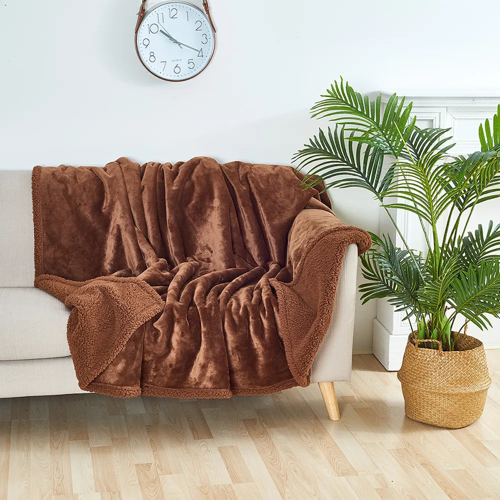 Comfortable pet blanket with sherpa & flannel, water-resistant. Protects furniture, ideal for dogs & cats.