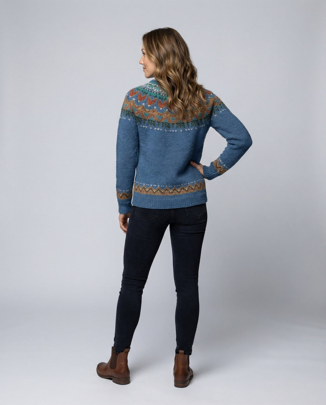 Stylish women's vintage Icelandic pullover sweater, a cozy casual top for autumn and winter fashion.