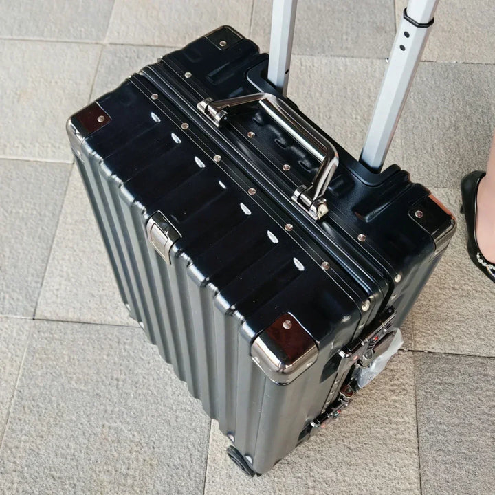 Modern travel bag: robust hard shell, aluminum frame, & quiet spinner wheels, ideal for vacations.