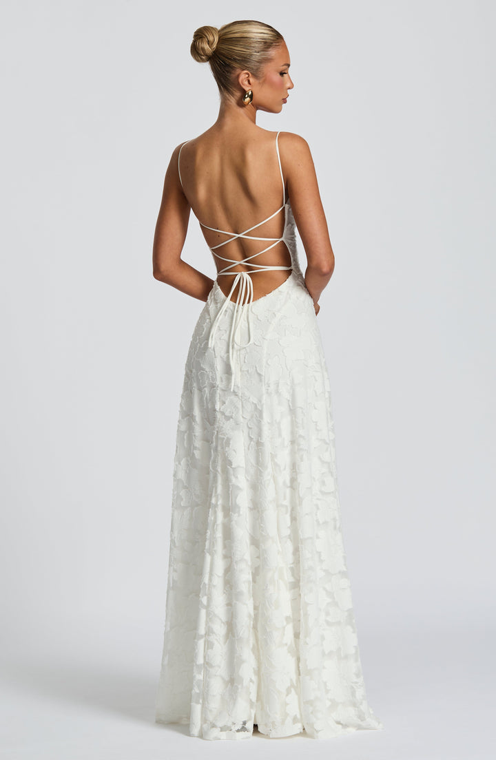 Women's elegant slip maxi dress, backless, with thin spaghetti straps, ideal for summer evenings.