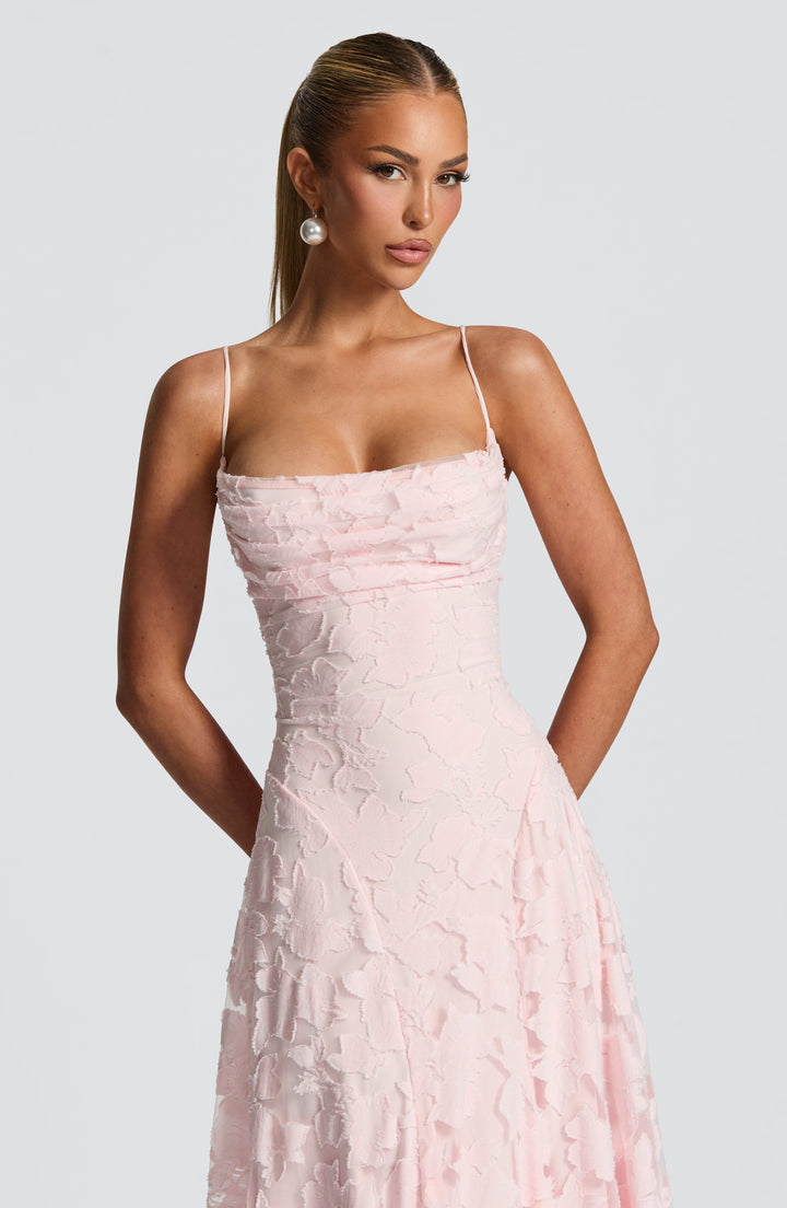 High-waist backless women's maxi dress, elegant, with spaghetti straps, suitable for evening wear.
