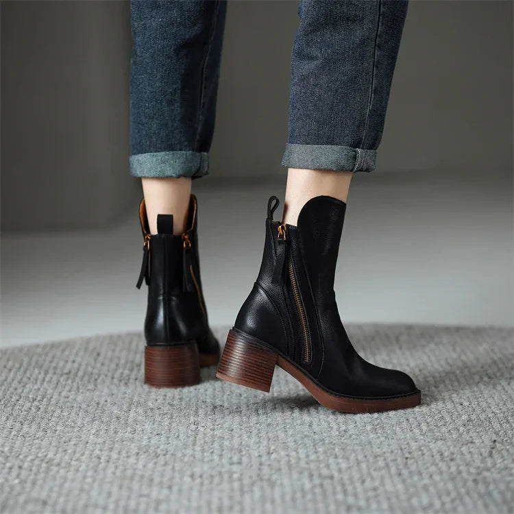 Fashionable women's ankle boots, sleek black design, ideal for an elegant and comfortable look.