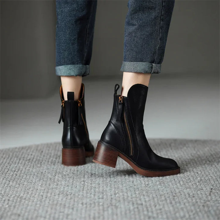 Fashionable women's ankle boots, sleek black design, ideal for an elegant and comfortable look.