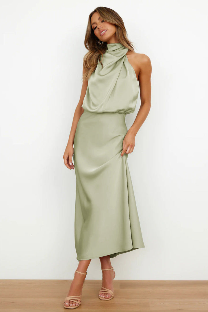 Chic women's halter evening dress in flowing fabric, ideal for summer parties and formals