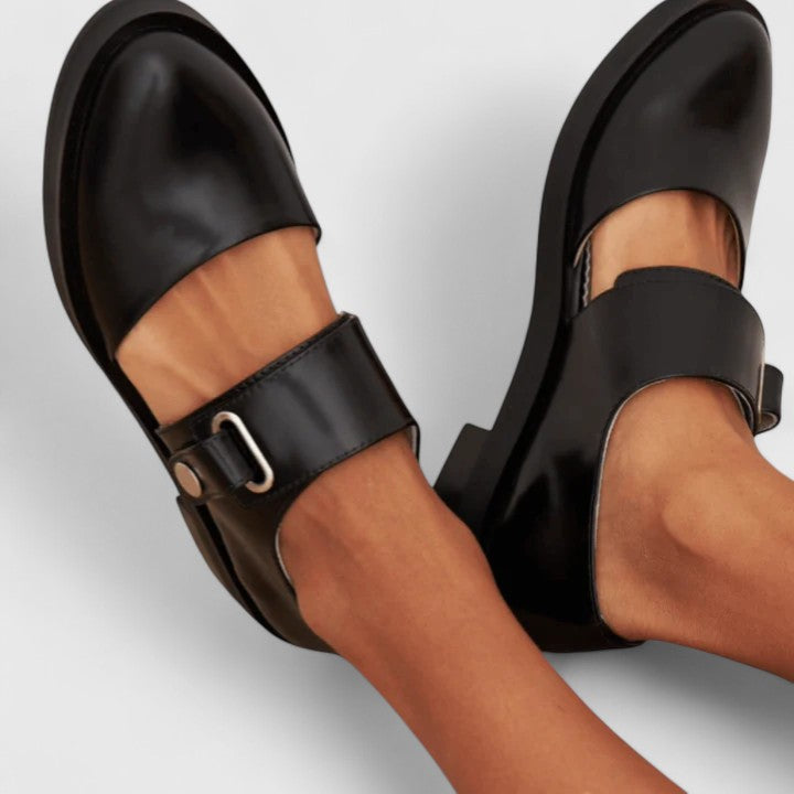 Orthopedic black Mary Jane shoes for women, combining elegant design with comfortable foot support.