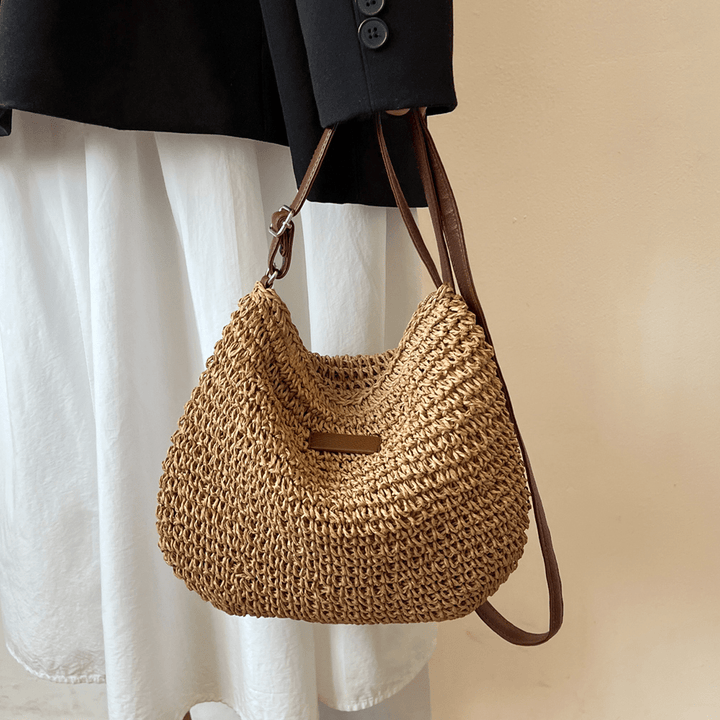 Elegant brown women's handbag, versatile for everyday fashion. Comfortable & functional accessory.