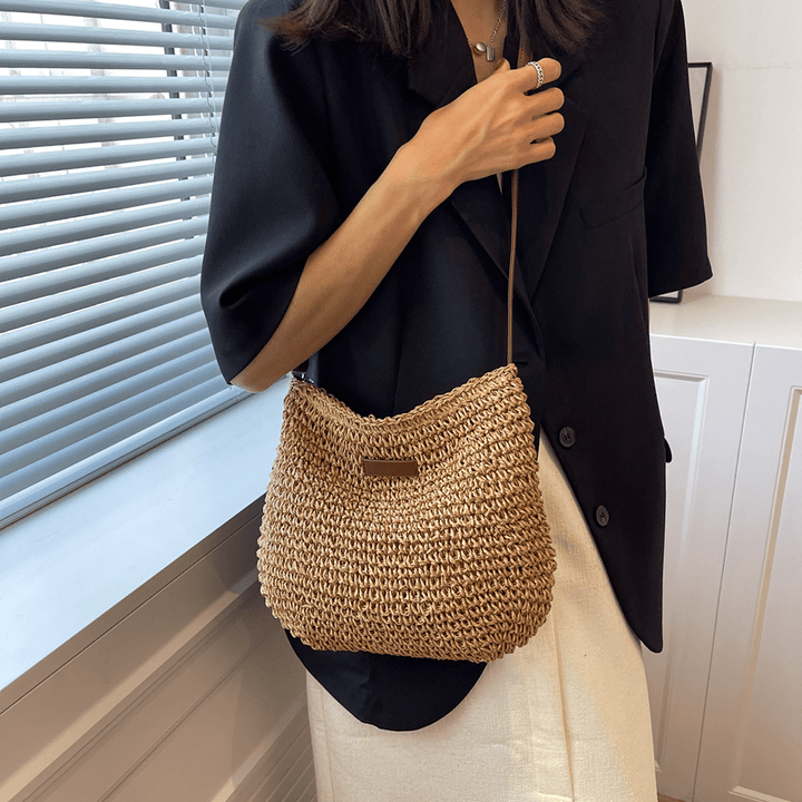 Functional beige women's handbag, perfect for everyday use. Combines comfort with elegant style.