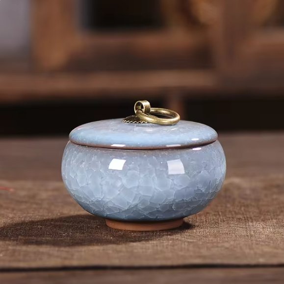 Cremation pet urn in ceramic, featuring a delicate craquelé glaze for pet ashes.
