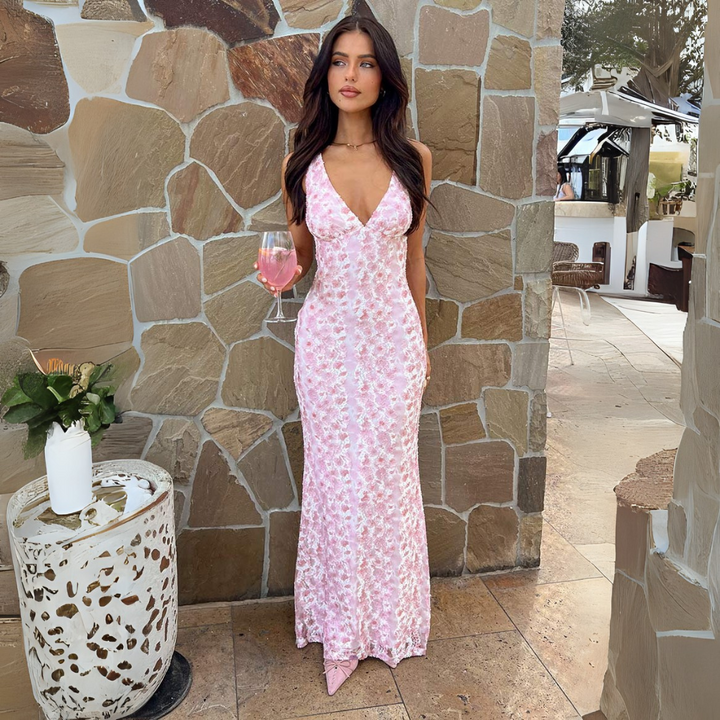 Women's summer floral maxi dress with delicate 패턴, perfect for evening occasions.