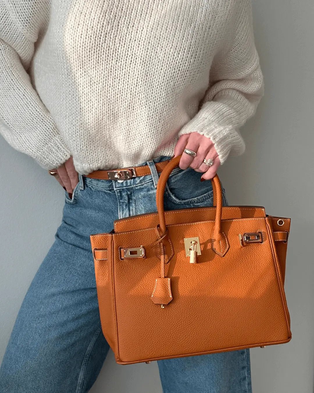 Elevated everyday women's leather bag, elegant and practical for any occasion.